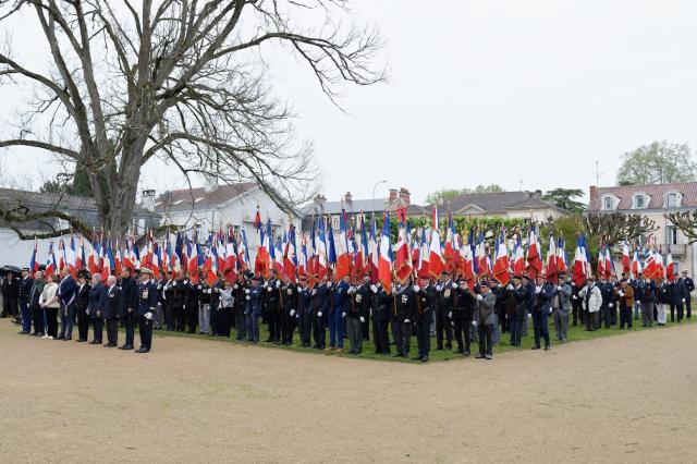 Le rassemblement devant le monument aux Morts